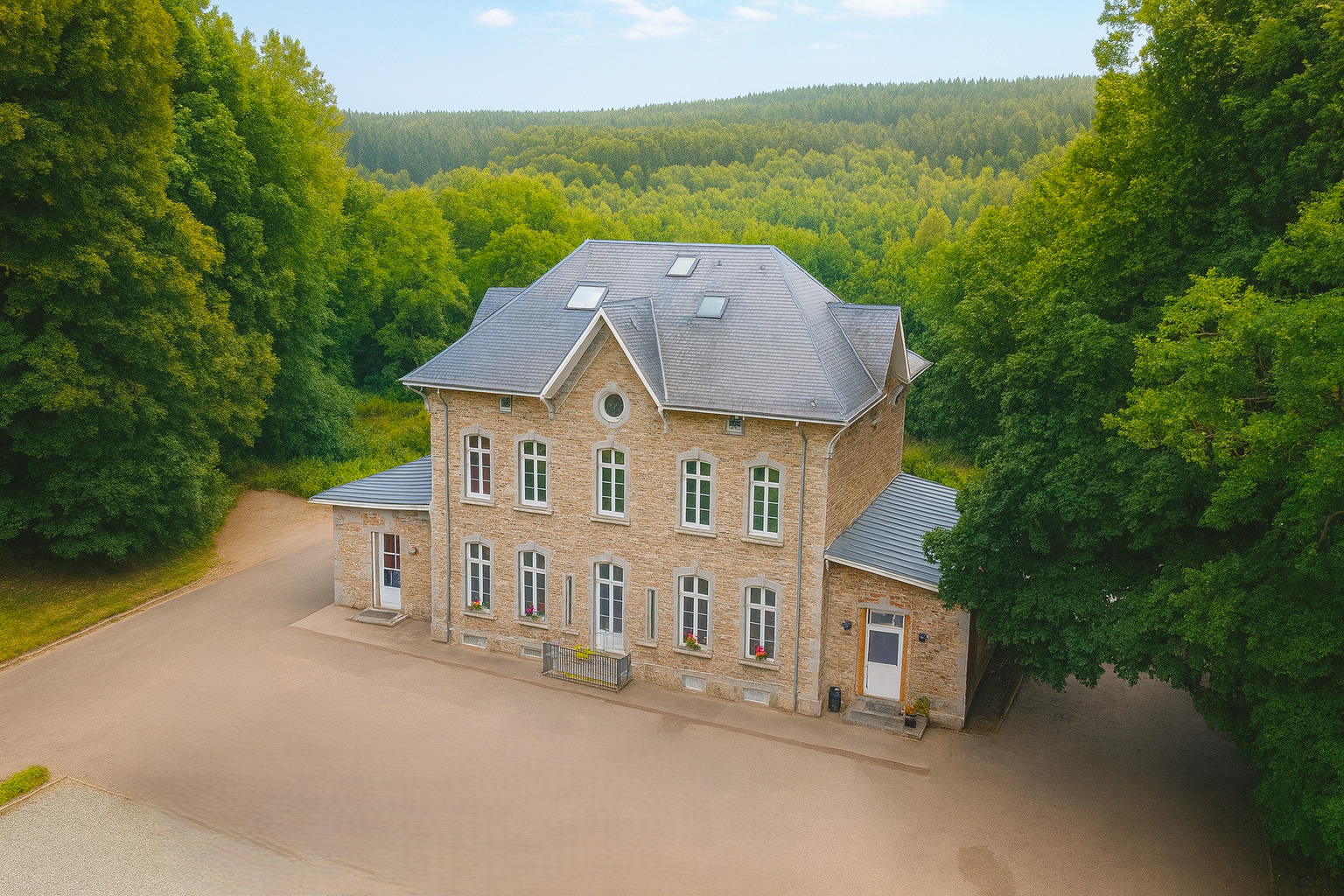 Maison d'accueil de banalbois, au cœur d’un domaine boisé